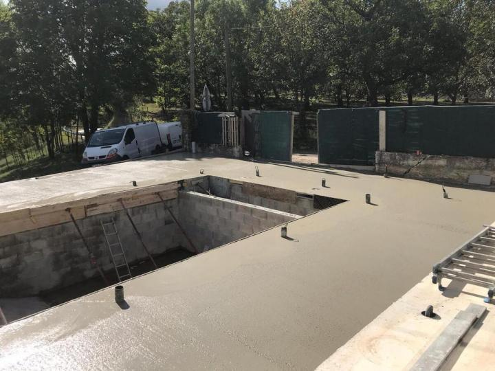 Nous nous chargeons de la construction de votre piscine en béton.